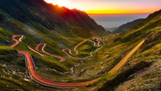 „Reinventarea scenei: cum schimbă tehnologia teatrul contemporan”